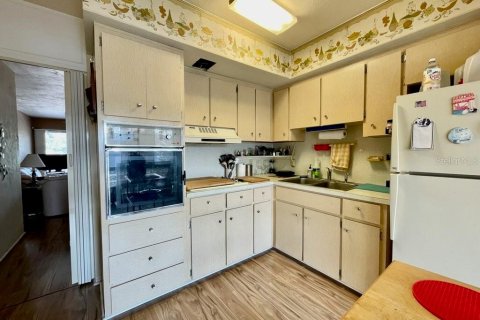 Condo in Kenneth City, Florida, 2 bedrooms № 2238904 - photo 10