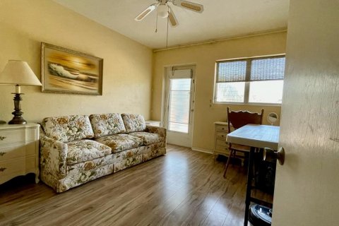 Condo in Kenneth City, Florida, 2 bedrooms № 2238904 - photo 11