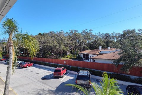 Condo in Kenneth City, Florida, 2 bedrooms № 2238904 - photo 2
