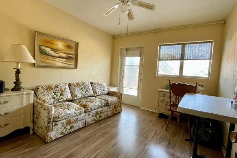 Condo in Kenneth City, Florida, 2 bedrooms № 2238904 - photo 9