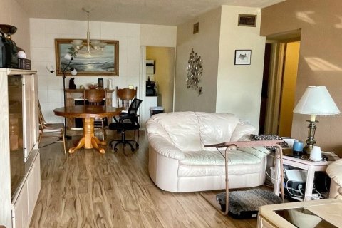 Condo in Kenneth City, Florida, 2 bedrooms № 2238904 - photo 4