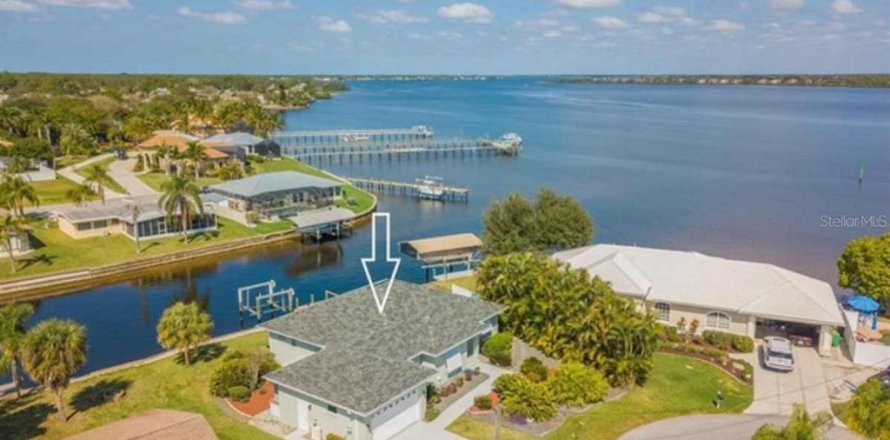 Casa en Port Charlotte, Florida 3 dormitorios, 163.42 m2 № 1675795