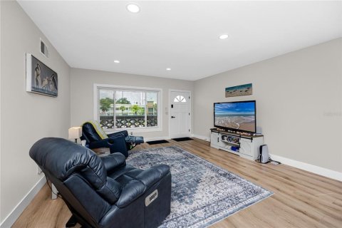 Condo in Clearwater, Florida, 2 bedrooms  № 2413511 - photo 14
