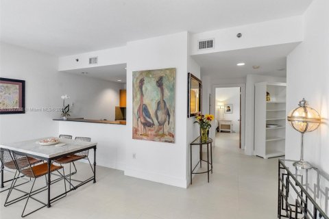 Condo in Miami, Florida, 2 bedrooms  № 1882319 - photo 9