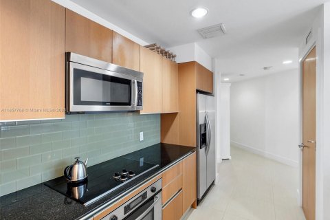 Condo in Miami, Florida, 2 bedrooms  № 1882319 - photo 13
