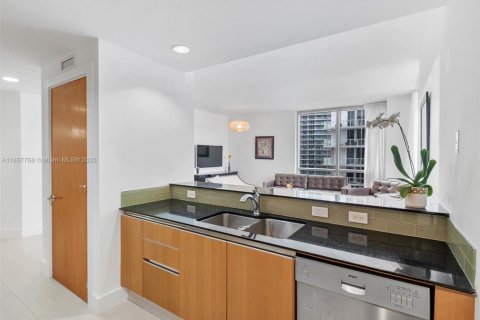 Condo in Miami, Florida, 2 bedrooms  № 1882319 - photo 12