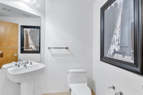 Condo in Miami, Florida, 2 bedrooms  № 1882319 - photo 17