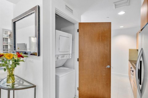 Condo in Miami, Florida, 2 bedrooms  № 1882319 - photo 11
