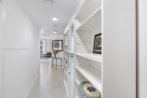 Condo in Miami, Florida, 2 bedrooms  № 1882319 - photo 19