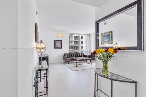 Condo in Miami, Florida, 2 bedrooms  № 1882319 - photo 1