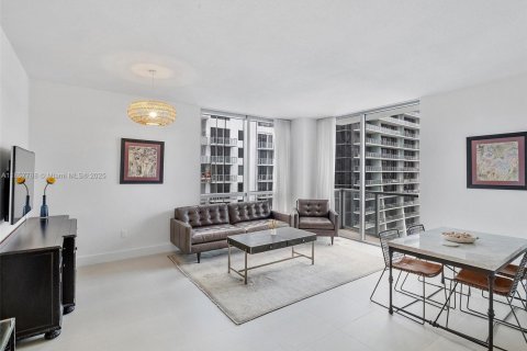 Condo in Miami, Florida, 2 bedrooms  № 1882319 - photo 3