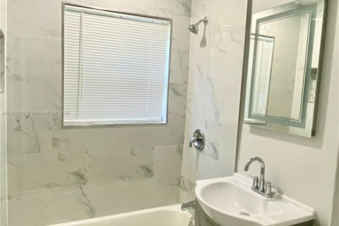 House in Fort Lauderdale, Florida 3 bedrooms, 122.26 sq.m. № 1935838 - photo 10