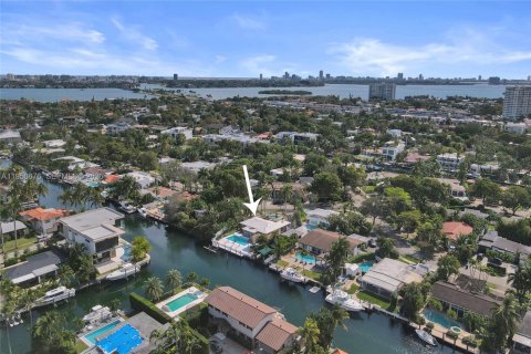 House in North Miami, Florida 3 bedrooms, 203.27 sq.m. № 2086889 - photo 3