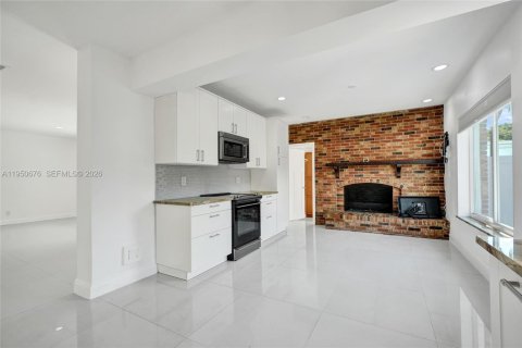 House in North Miami, Florida 3 bedrooms, 203.27 sq.m. № 2086889 - photo 15