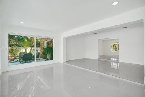 House in North Miami, Florida 3 bedrooms, 203.27 sq.m. № 2086889 - photo 27