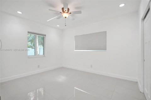 House in North Miami, Florida 3 bedrooms, 203.27 sq.m. № 2086889 - photo 22