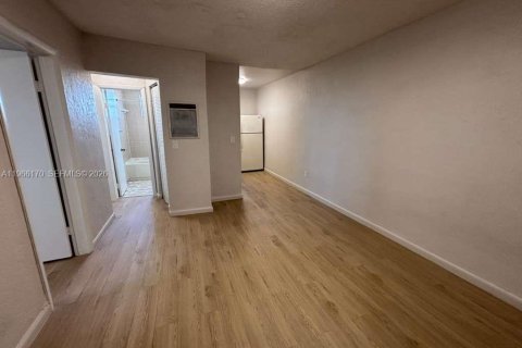 Apartamento en alquiler en Opa-locka, Florida, 2 dormitorios, 51.1 m2 № 2027788 - foto 2