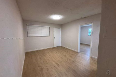 Apartamento en alquiler en Opa-locka, Florida, 2 dormitorios, 51.1 m2 № 2027788 - foto 4