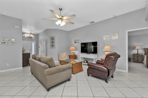 House in Punta Gorda, Florida 2 bedrooms, 128.39 sq.m. № 1916226 - photo 4