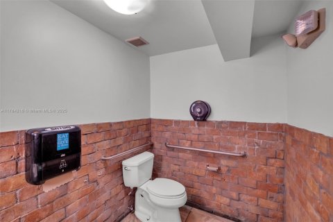 Propiedad comercial en venta en Miami, Florida № 1705969 - foto 13