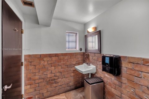 Propiedad comercial en venta en Miami, Florida № 1705969 - foto 14