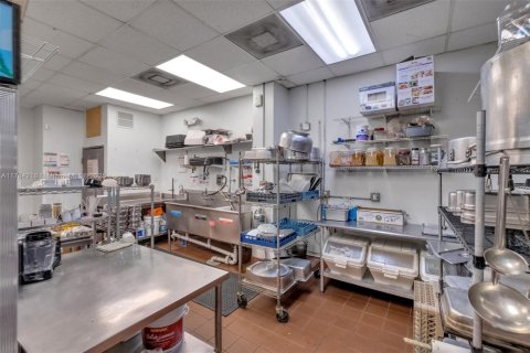 Propiedad comercial en venta en Miami, Florida № 1705969 - foto 28