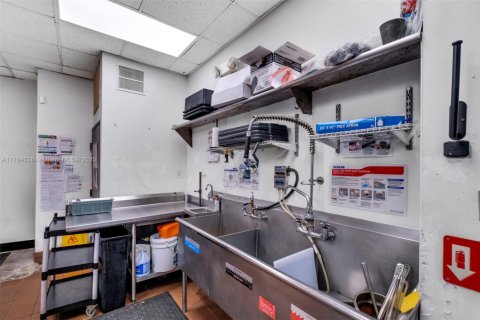 Propiedad comercial en venta en Miami, Florida № 1705969 - foto 26