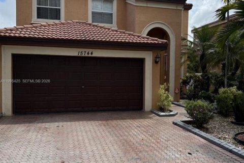 House in Miramar, Florida 4 bedrooms, 238.39 sq.m. № 2058814