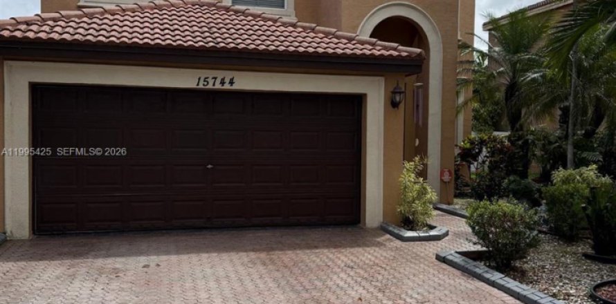 House in Miramar, Florida 4 bedrooms, 238.39 sq.m. № 2058814