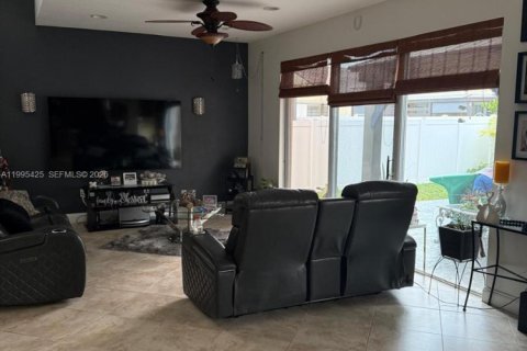 House in Miramar, Florida 4 bedrooms, 238.39 sq.m. № 2058814 - photo 6