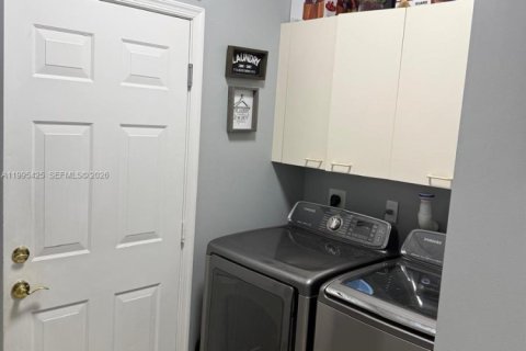 House in Miramar, Florida 4 bedrooms, 238.39 sq.m. № 2058814 - photo 9