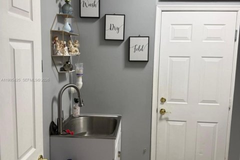 House in Miramar, Florida 4 bedrooms, 238.39 sq.m. № 2058814 - photo 10