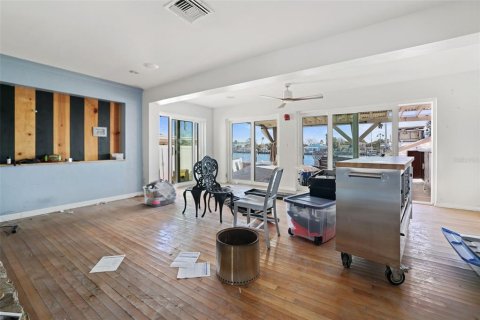 House in Madeira Beach, Florida 3 bedrooms, 140.84 sq.m. № 1564822 - photo 26