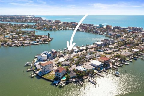 House in Madeira Beach, Florida 3 bedrooms, 140.84 sq.m. № 1564822 - photo 13