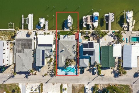House in Madeira Beach, Florida 3 bedrooms, 140.84 sq.m. № 1564822 - photo 18