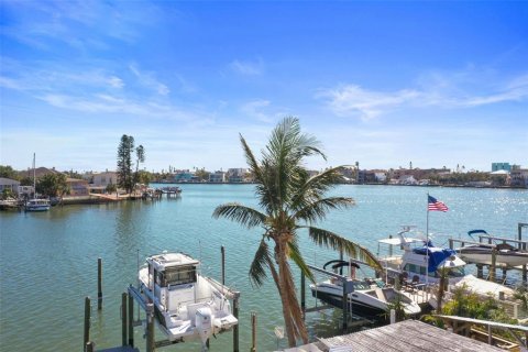 House in Madeira Beach, Florida 3 bedrooms, 140.84 sq.m. № 1564822 - photo 5