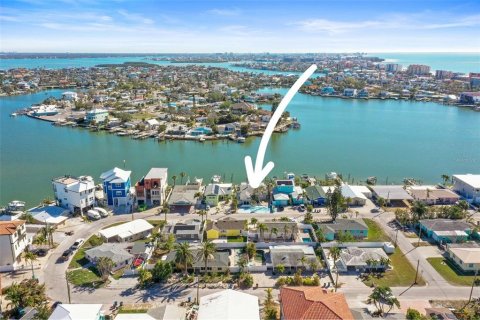 House in Madeira Beach, Florida 3 bedrooms, 140.84 sq.m. № 1564822 - photo 14