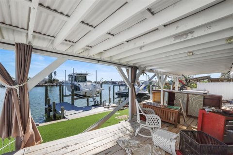House in Madeira Beach, Florida 3 bedrooms, 140.84 sq.m. № 1564822 - photo 21