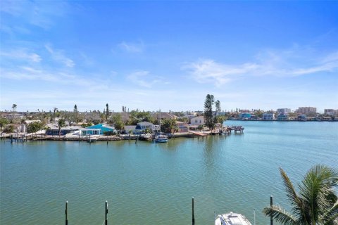House in Madeira Beach, Florida 3 bedrooms, 140.84 sq.m. № 1564822 - photo 6