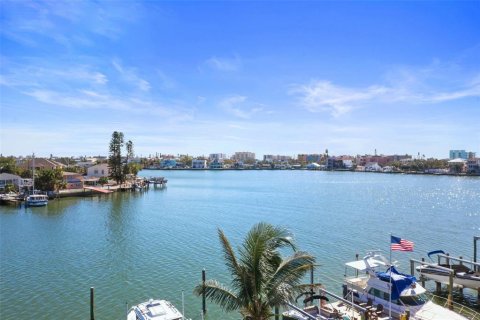 House in Madeira Beach, Florida 3 bedrooms, 140.84 sq.m. № 1564822 - photo 7