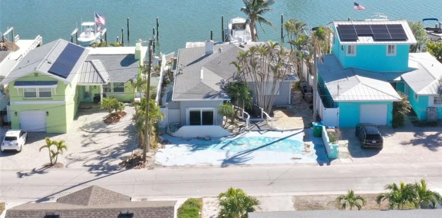 House in Madeira Beach, Florida 3 bedrooms, 140.84 sq.m. № 1564822