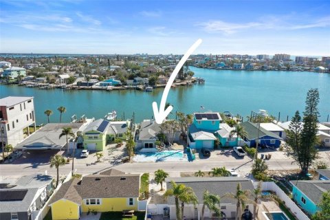 House in Madeira Beach, Florida 3 bedrooms, 140.84 sq.m. № 1564822 - photo 15