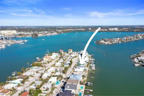 House in Madeira Beach, Florida 3 bedrooms, 140.84 sq.m. № 1564822 - photo 16