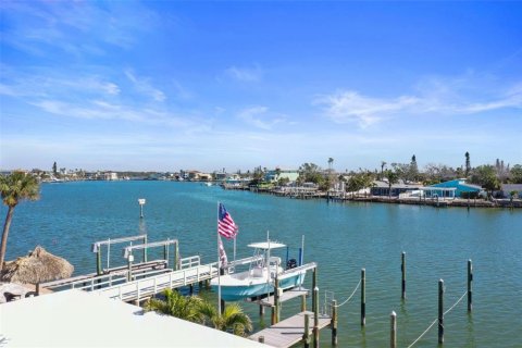House in Madeira Beach, Florida 3 bedrooms, 140.84 sq.m. № 1564822 - photo 3