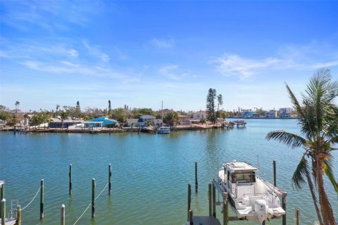 House in Madeira Beach, Florida 3 bedrooms, 140.84 sq.m. № 1564822 - photo 4