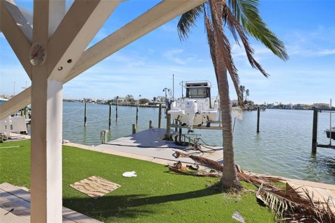 House in Madeira Beach, Florida 3 bedrooms, 140.84 sq.m. № 1564822 - photo 20
