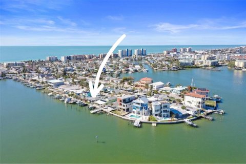 House in Madeira Beach, Florida 3 bedrooms, 140.84 sq.m. № 1564822 - photo 12