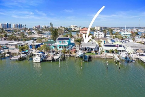 House in Madeira Beach, Florida 3 bedrooms, 140.84 sq.m. № 1564822 - photo 10