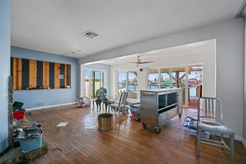 House in Madeira Beach, Florida 3 bedrooms, 140.84 sq.m. № 1564822 - photo 25