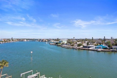 House in Madeira Beach, Florida 3 bedrooms, 140.84 sq.m. № 1564822 - photo 8